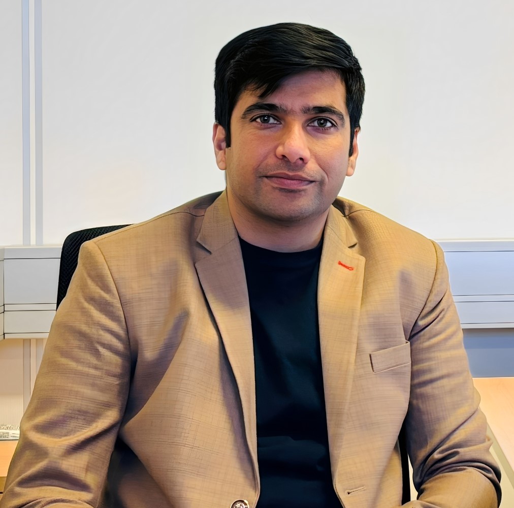 Portrait of Dr. Naveed Ashraf